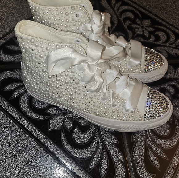 Custom made Swarovski And Pearls high top converse - Picture 11 of 11